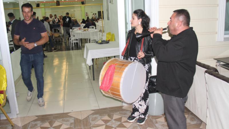 Zurnacı baba ve davulcu kızı düğünlerde davetlileri coşturuyor