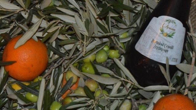 Ayvalık’ta iki kadın girişimcinin ürettiği portakallı zeytinyağı tanıtıldı