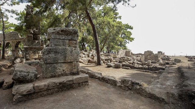 Phaselis Antik Kenti’ndeki ana caddenin tamamı gün yüzüne çıkarılıyor