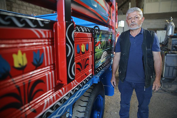 Traktör römorklarını 44 yıldır resimlerle süslüyor