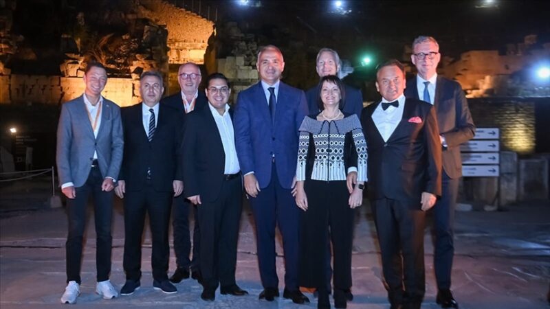 Bakan Ersoy, Efes Antik Kenti’nde Alman turizmcilerle bir araya geldi