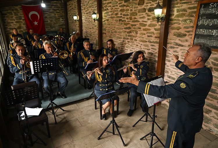 Tire’nin tarihi bandosu marşlarıyla Cumhuriyet coşkusunu 100 yıldır yaşatıyor
