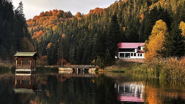 Sinop’un turizm merkezlerinden Akgöl, ziyaretçilerine sonbaharın güzelliğini yaşatıyor