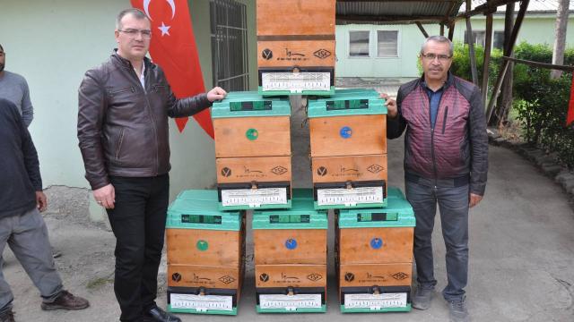 Gümüşhacıköy’de üreticilere arı kovanı dağıtıldı