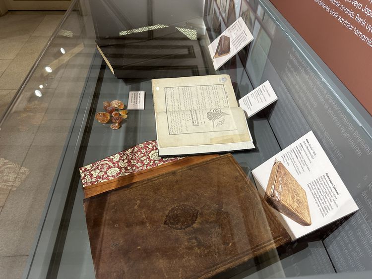 İSAR Mücellithanesi, restorasyonu 3 yıl süren son projesini “İki Kapak Bir Hazine” sergisiyle sanatseverlerle buluşturdu