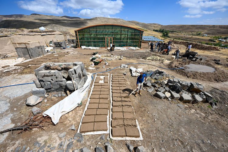 Van’daki Urartu kalelerindeki kazılarla 2 bin 700 yıllık geçmişin izleri sürülüyor