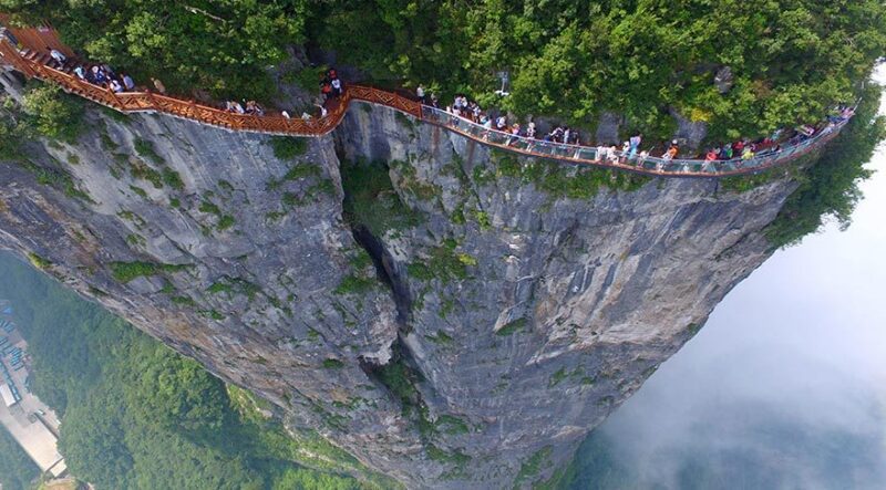 Bu cam zeminli yürüyüş yolu yürekleri ağıza getiriyor!