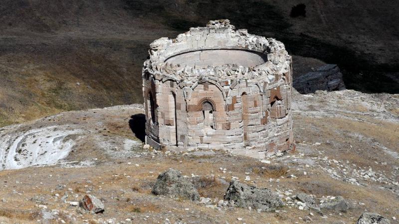 Sarp kayalık üzerindeki Micingirt Kalesi turizme kazandırılmayı bekliyor
