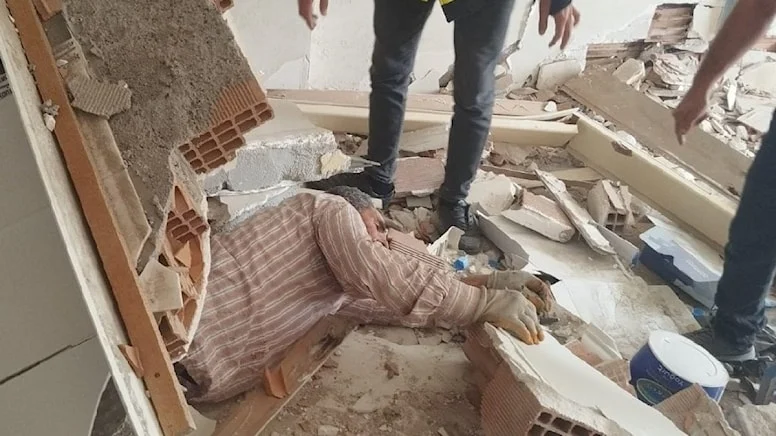 Girdiği ağır hasarlı binada üzerine duvar devrildi