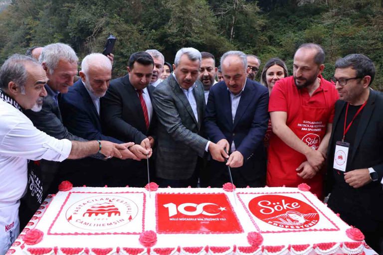 Rize’nin Çamlıhemşin İlçesi’nin Fırtına Vadisi’nde Pastacılar Festivali