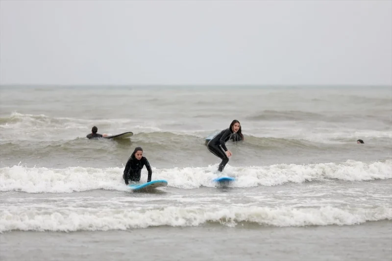 Ordu’da düzenlenen sörf festivalinde sporcular kıyasıya yarıştı