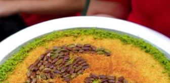 Adanalı Tatlıcıdan 29 Ekim Cumhuriyet Bayramı’na Özel Türk Bayrağı ve Atatürk Portresi