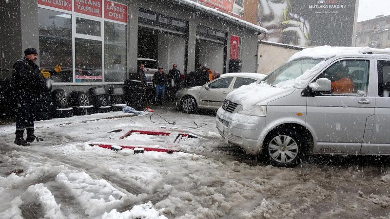 1 Aralık gelmeden “kış lastiği” kuyruğu oluştu