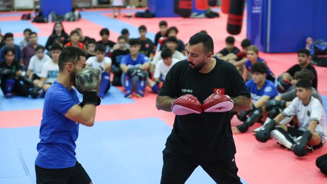 Kick boks ve muaythai branşında şampiyonlar yetiştiriyor