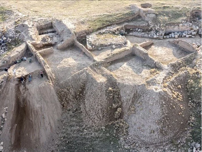 Van’daki ızgara planlı antik kentte yeni kale burcu tespit edildi