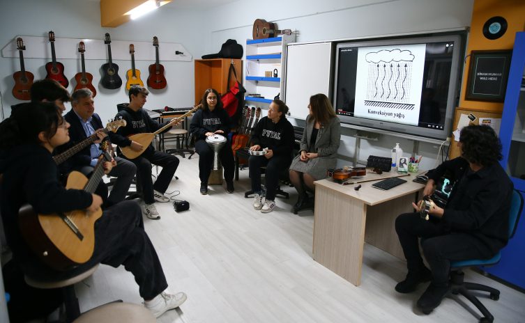 Ebru öğretmen, coğrafya derslerini ‘türkülerle’ anlatıyor