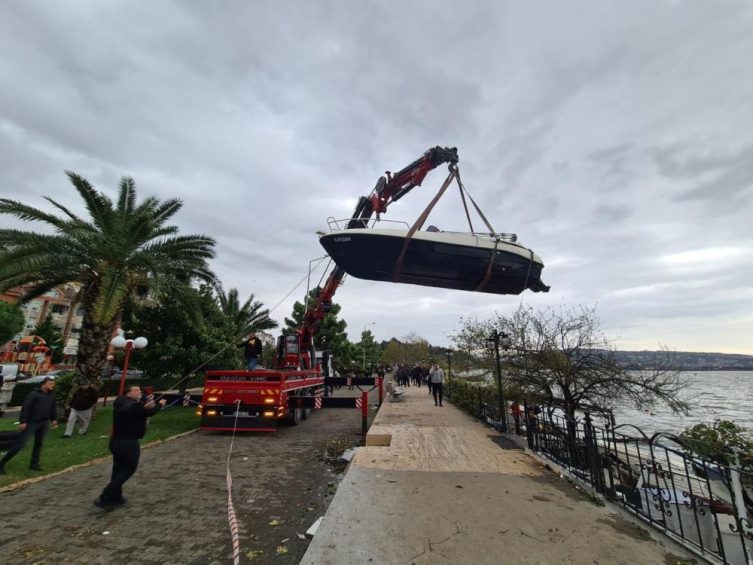 Zonguldak’ta fırtına 92 balıkçı teknesine zarar verdi