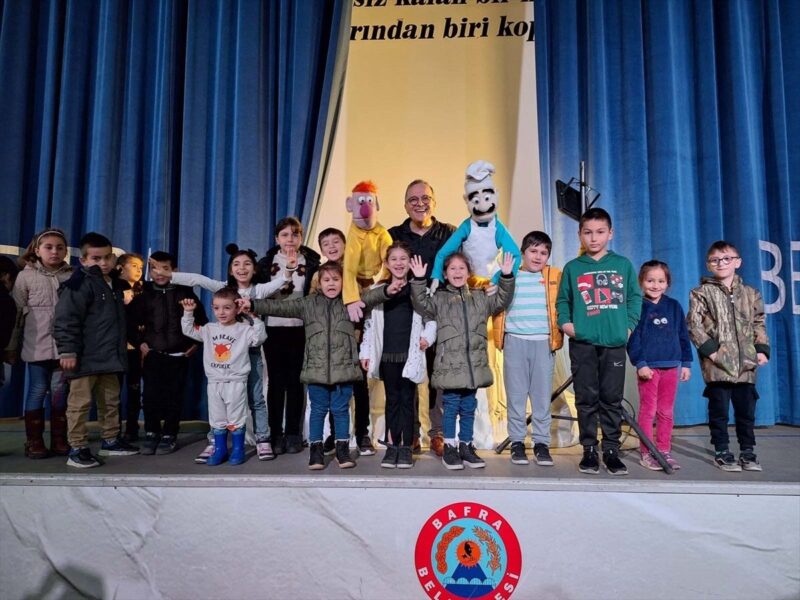 Bafra Belediyesi tarafından düzenlenen kukla tiyatrosu öğrencilerden büyük ilgi gördü