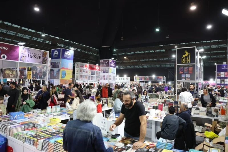 Antalya Kitap Fuarı’na Yağışa Rağmen Yoğun İlgi