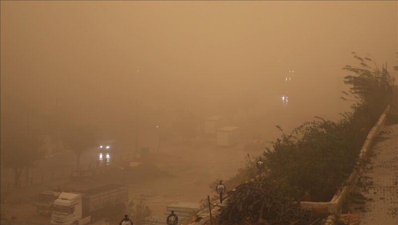 Mardin’de yağış, fırtına ve toz taşınımı etkili oldu