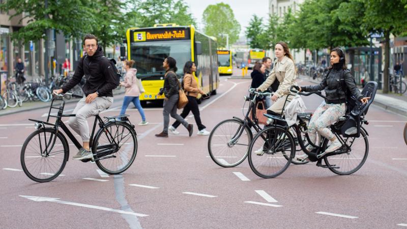 Hatay’da bisikletliler narenciye tüketimi için pedal çevirdi