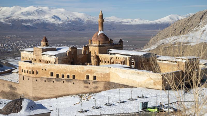 İshak Paşa Sarayı beyaza büründü