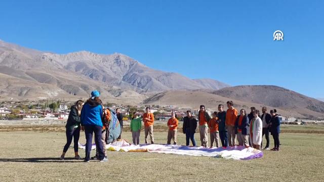 Erzincan’da özel çocuklar yamaç paraşütü heyecanı yaşadı