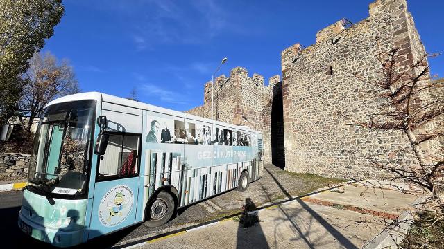Gezici kütüphane, Ardahan Kalesi’nde ziyaretçilerle buluşuyor