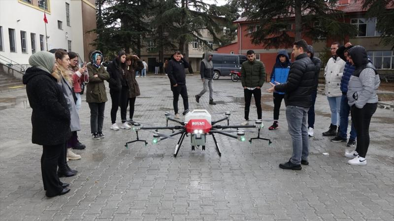 Burdur’da tarım lisesi öğrencileri zirai dron eğitim alıyor