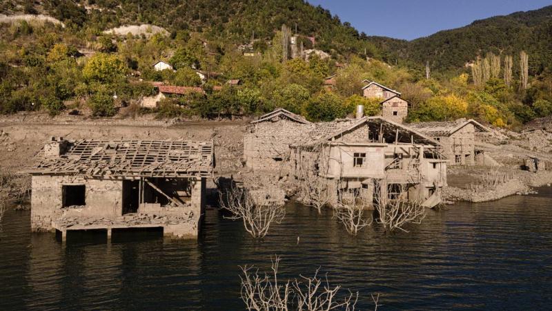Sular çekilince taş evler gün yüzüne çıktı