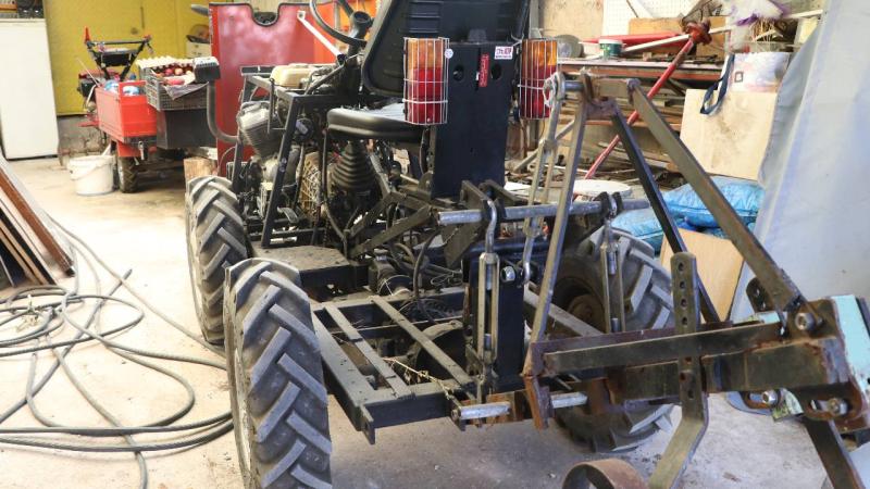 Çankırı’da emekli öğretmen bahçe işlerinde kendi yaptığı traktörü kullanıyor