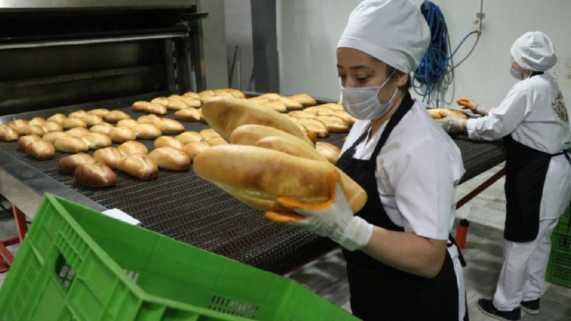 Belediyenin fırını ihtiyaç sahibi kadınlara ekmek kapısı oldu