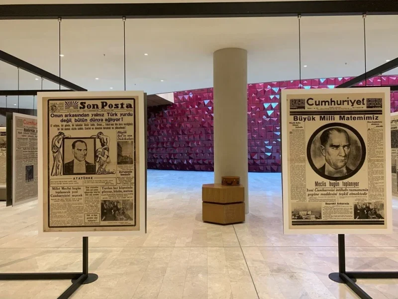 10 Kasım 1938 günü gazeteleri AKM’de sergileniyor