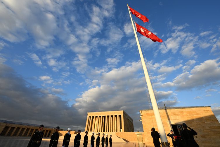 Anıtkabir’deki bayrak indirilmeden değiştiriliyor