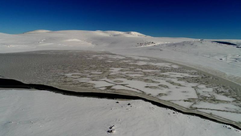 Erzurum’daki Kireçli Göleti’nin büyük bölümü buz tuttu
