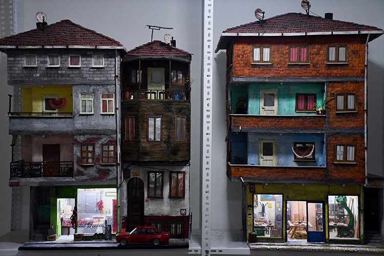 Üç boyutlu modelleme tekniğiyle yaptığı minyatür evler gerçeğini aratmıyor
