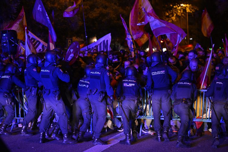 İspanya’da binlerce kişi ayrılıkçı Katalanlara af girişimine karşı eylem yaptı