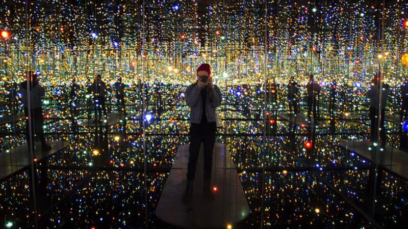 Hem Parlak Hem Sıcak: Tamamı Aynalarla Kaplı Bir Odada Işık Yakarsak Nolur?