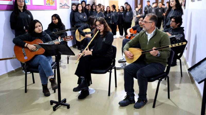 Öğrencilerini stresten uzaklaştırmak için okulda “koridor konserleri” düzenliyor
