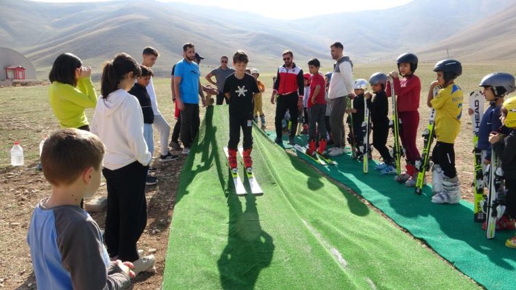 Kar yağmadı; çözümü yağlı halı ve tahtada buldular