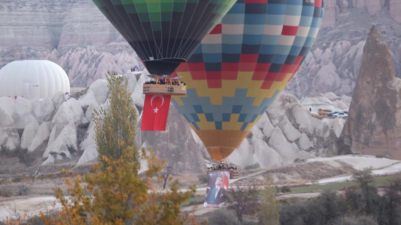 Kapadokya’da balonlar Türk bayrağı ve Atatürk posteriyle uçtu