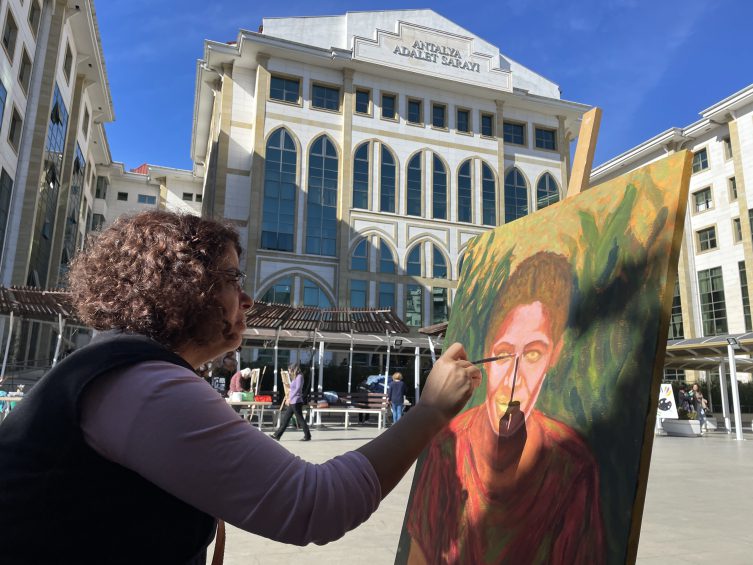Adliye bahçesi “sanat atölyesi”ne dönüştürüldü