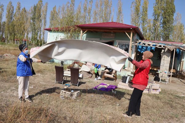 ‘Sevgi ve Merhamet Timleri’ yaşlıların yardımına koşuyor