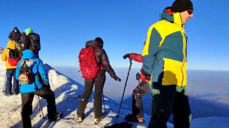Ağrı Dağına soğuk havaya rağmen zirve tırmanışı devam ediyor