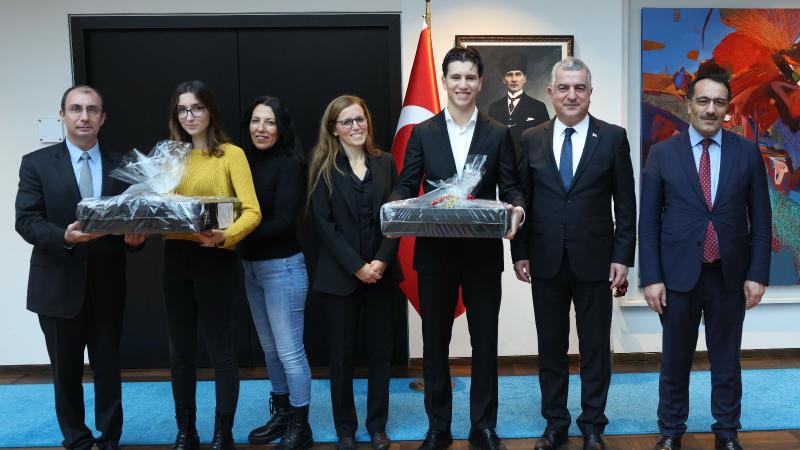 Berlin’de başarılı Türk öğrencilere ödül