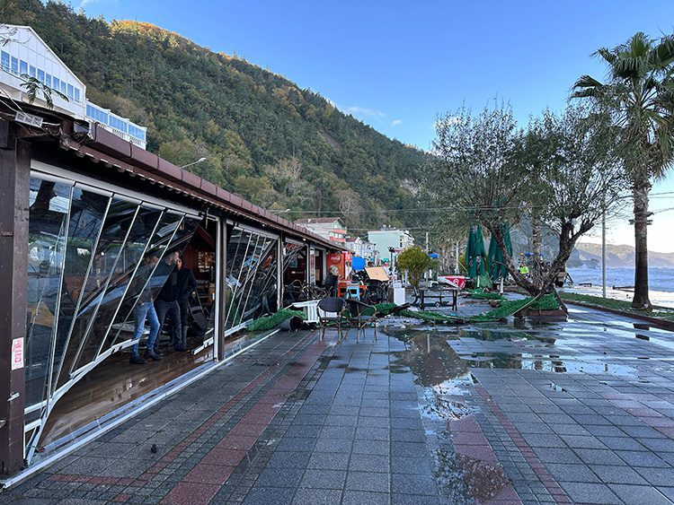 Sinop’ta denizin taşması sonucu sokaklar su altında kaldı