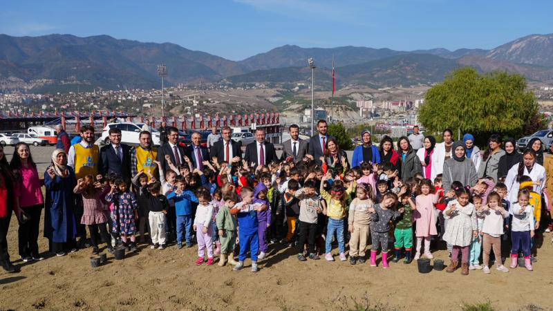 Depremzede çocuklar tohum toplarını doğayla buluşturdu