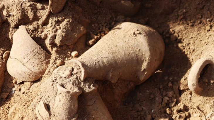 Türkiye’nin güneyindeki Antiocheia Antik Kenti’nde bulunan Roma dönemi odaları ve kil sunan kaplar