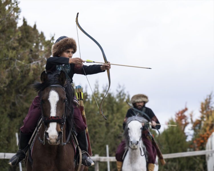 Baba ve oğlu, dede mirası atlı okçulukta “en iyi” olmak için çalışıyor