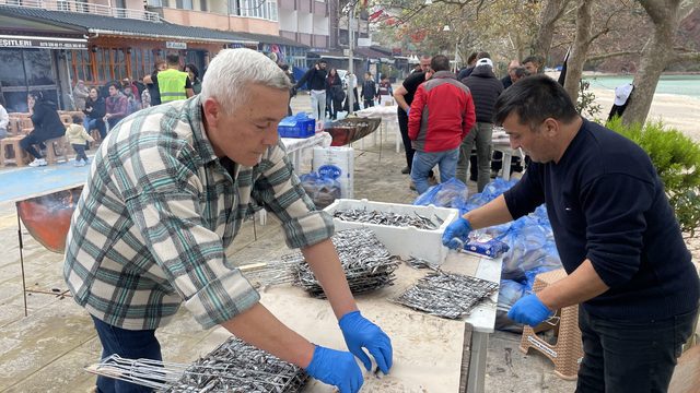 Amasra’daki hamsi şenliğinde yarım ton hamsi dağıtıldı